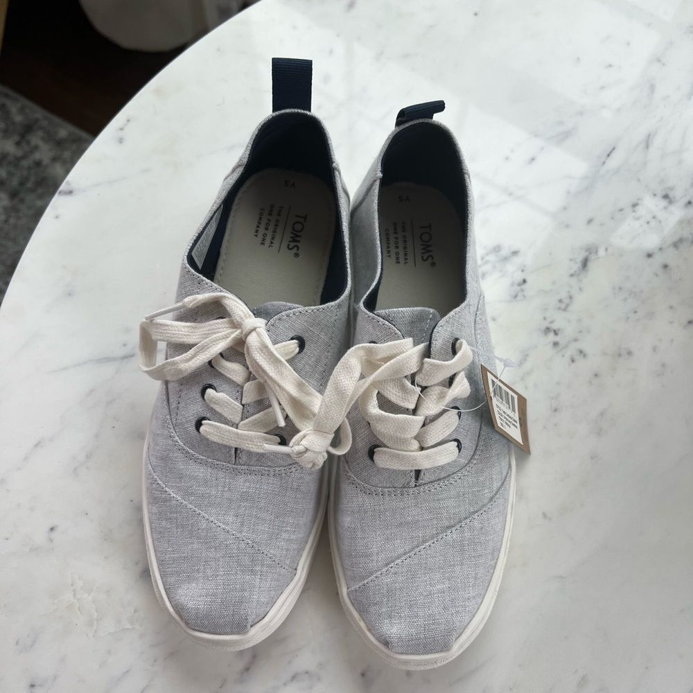 TOMS, size Youth 5